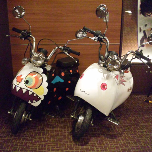 File:Itaponko-madoka-ita-scooters-001.jpg