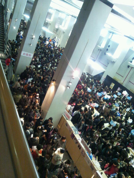 File:Exhibit Osaka Crowds 90 min wait.jpg